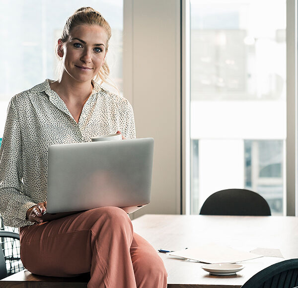 femme sur son ordinateur en entreprise