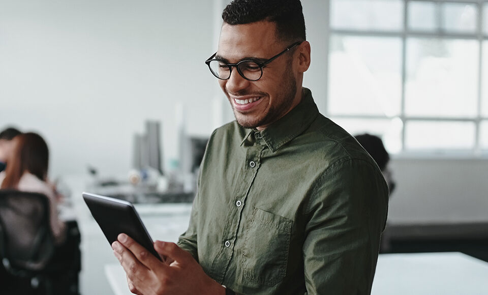 Jeune homme consultant sa tablette