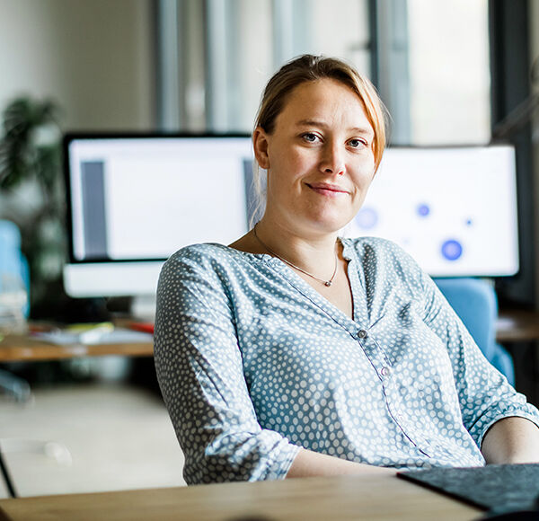 jeune femme à son poste de travail