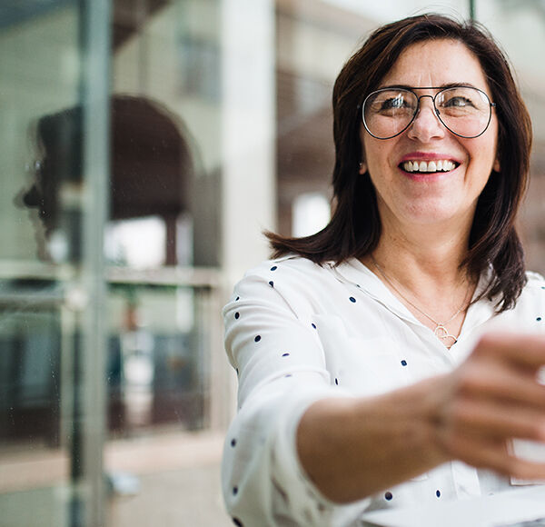 femme souriante au bureau