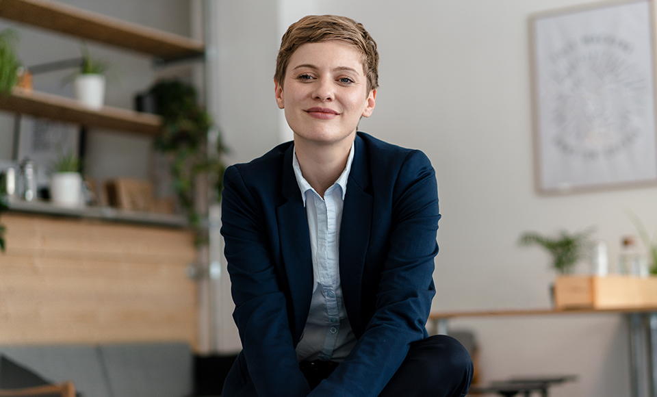 jeune femme en entreprise