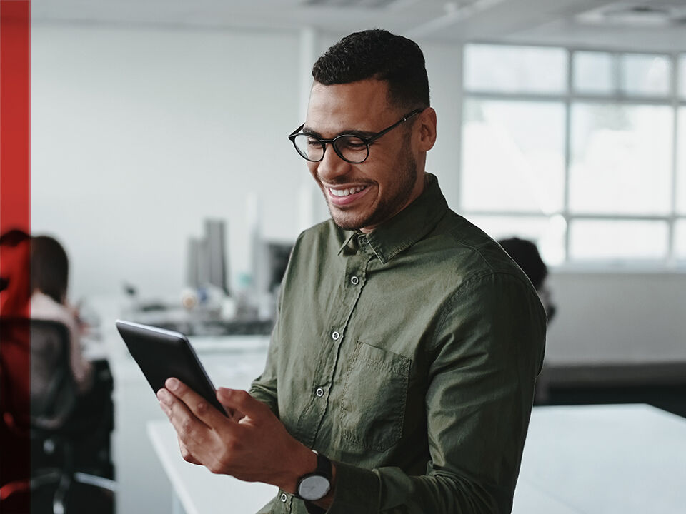 Jeune homme consultant sa tablette