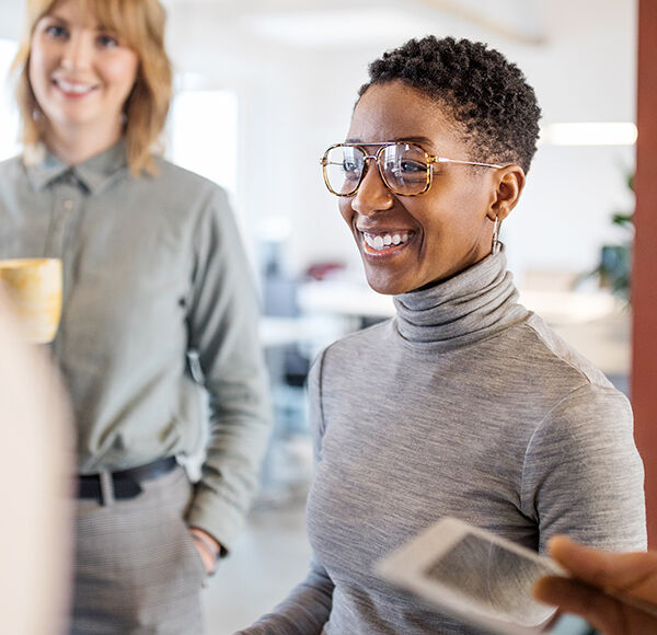 Groupe de personne souriant au bureau