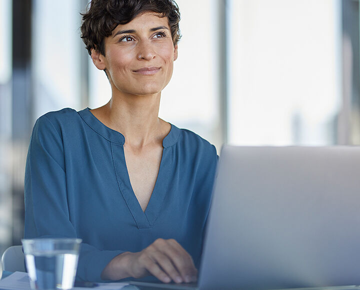 femme sur son ordinateur