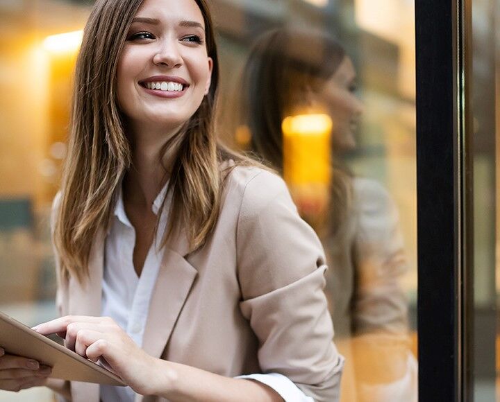 femme avec sa tablette dans la rue