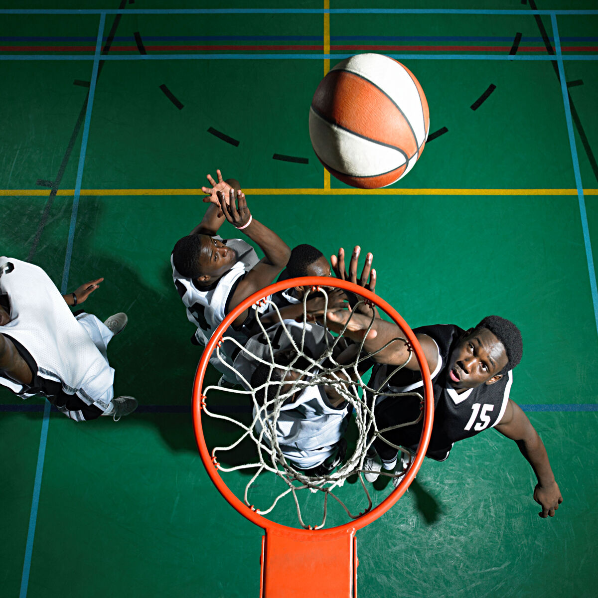 équipe jouant au basket