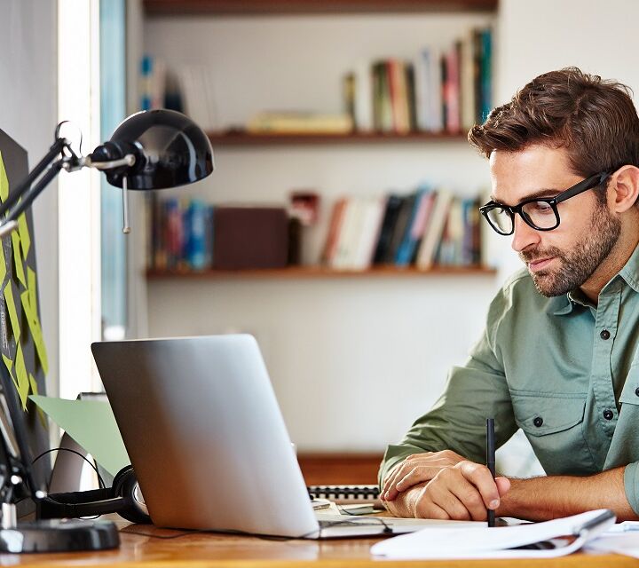 Homme lunette ordinateur