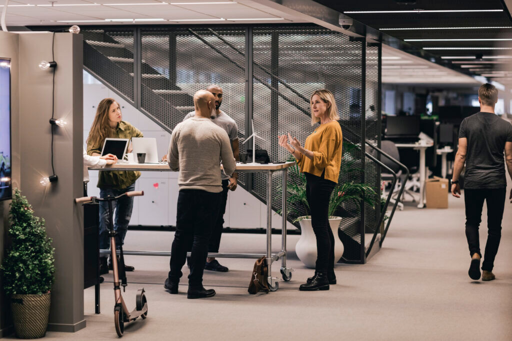 Groupe de personnes en réunion dans un open space