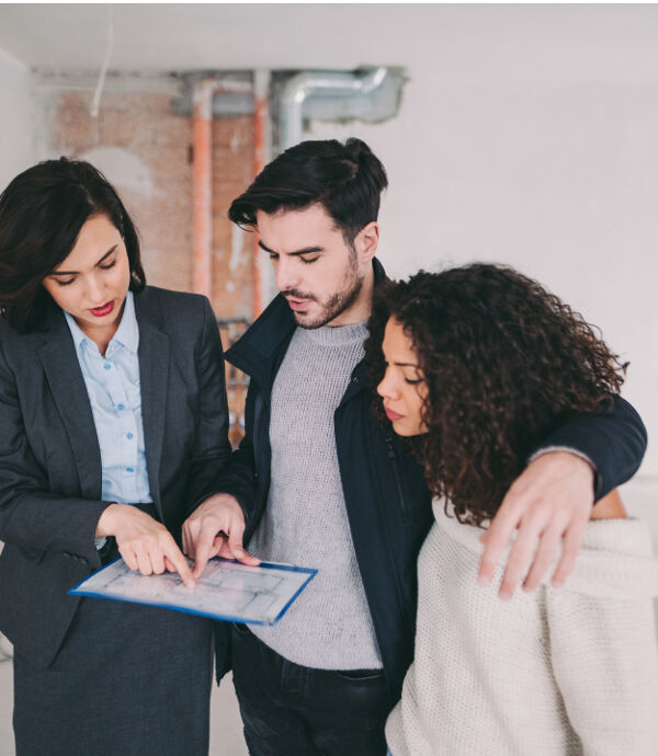 Jeune couple qui discute avec un agent immobilier
